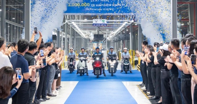 Xe máy điện VinFast thứ 1 triệu xuất xưởng là một chiếc Feliz II màu đỏ